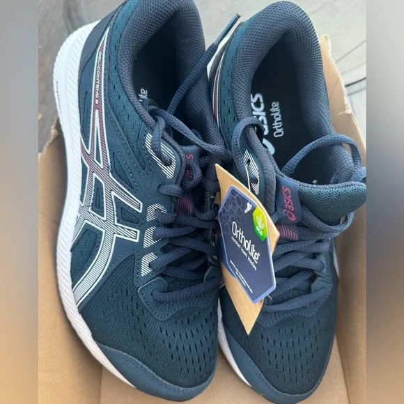 New with tags running shoes! - Picture 6 of 6